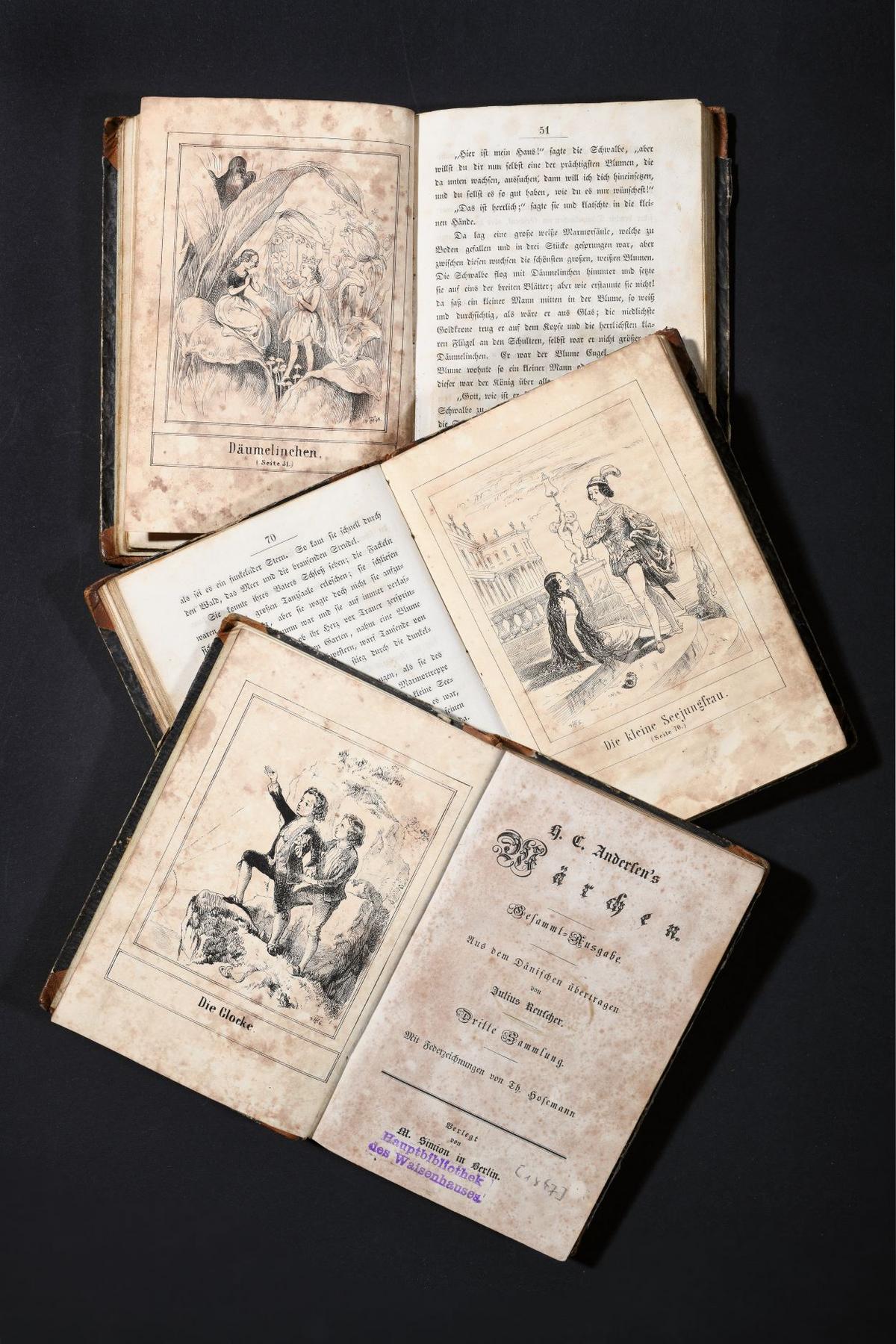 Die Abbildung zeigt drei aufgeschlagene Bände aus der Märchen-Ausgabe Hans Christian Andersens von 1845. Zu sehen sind Illustrationen unter anderem aus seinen Märchen "Däumelinchen" und "Die kleine Seejungfrau".