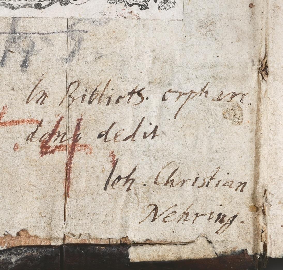 Nahaufnahme der unterschiedlichen Besitzvermerke im Vorsatzblatt.