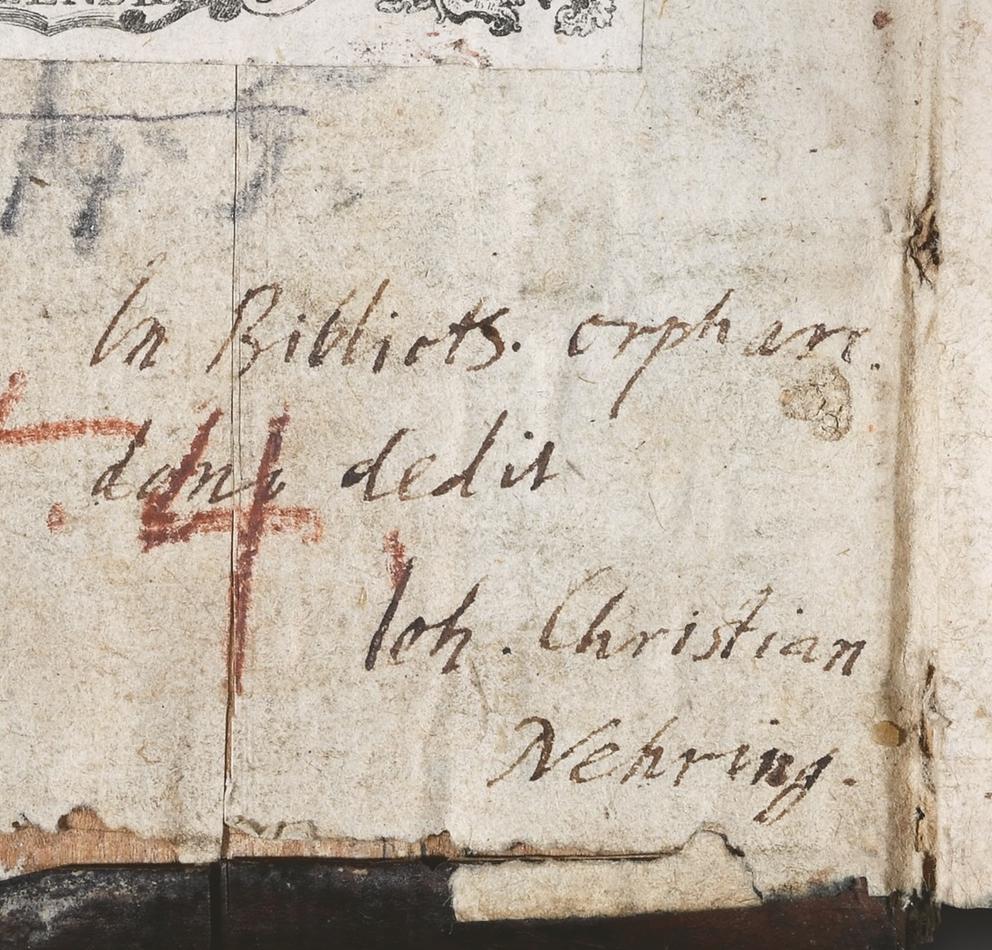 Nahaufnahme der unterschiedlichen Besitzvermerke im Vorsatzblatt.